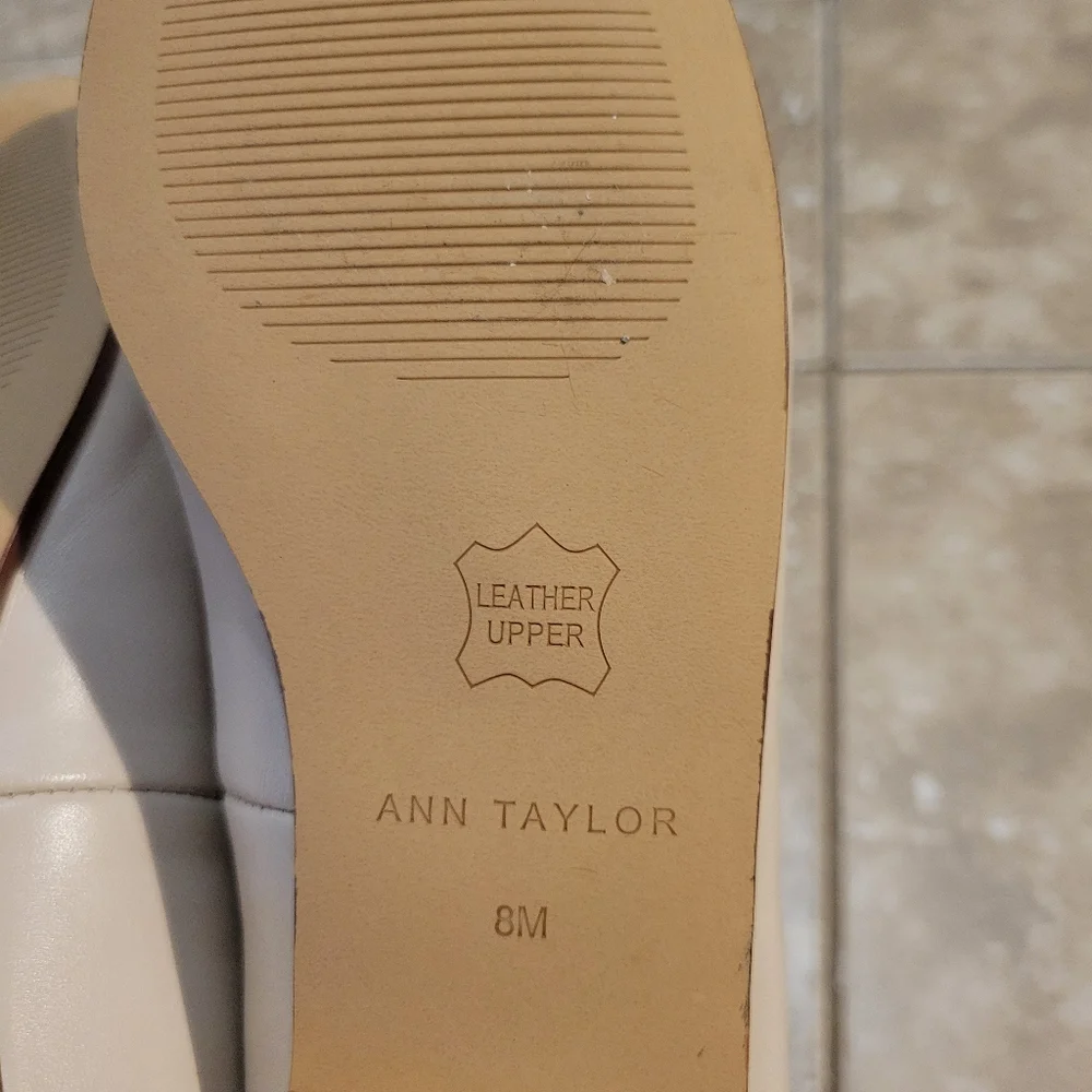 Ann Taylor Women's Elegant Cream Preppy Leather Loafers with Gold Chain. Size 8 - Picture 10 of 10